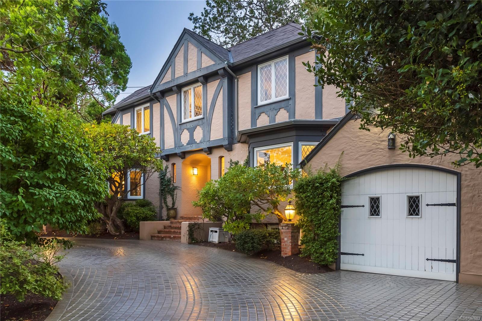 520 Falkland Rd, Oak Bay