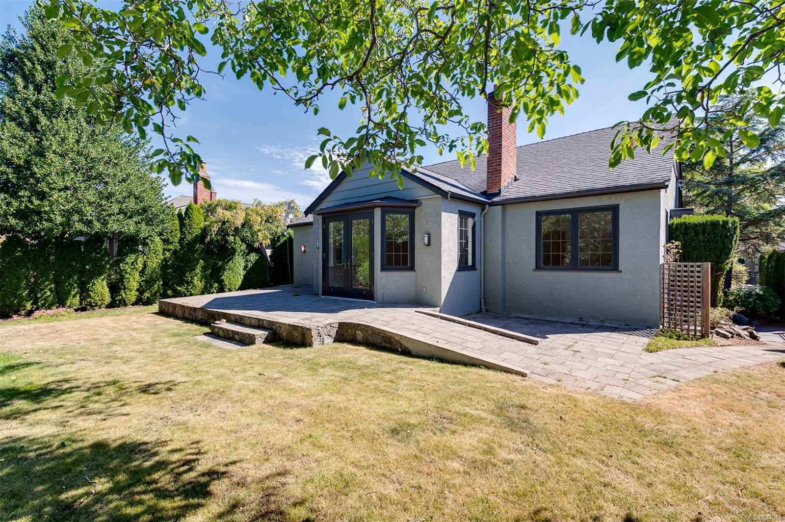 535 Falkland Rd, Oak Bay